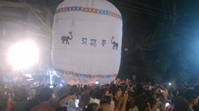 চট্টগ্রামের আকাশ উড়ছে রঙিন ফানুস