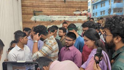 স্মারকলিপি দিতে জমায়েত হন শিক্ষার্থীরা। 