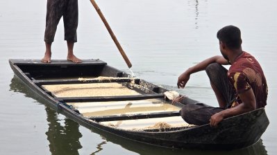 ঘেরের বিভিন্ন স্থানে ছড়িয়ে দেওয়া হয় খাবার