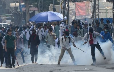  পাকিস্তানে ক্যাম্পাসে ধর্ষণের প্রতিবাদে ছাত্রদের বিক্ষোভ। ছবি: এপি