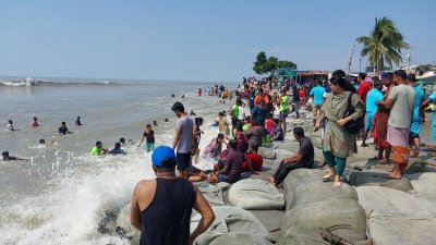 উত্তাল সাগরে বড় ঢেউয়ে পর্যটকদের উল্লাস