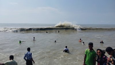 উত্তাল সাগরে বড় ঢেউয়ে পর্যটকদের উল্লাস