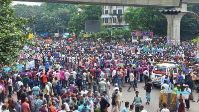 দাবি মানা না হলে লাগাতার কর্মসূচির হুঁশিয়ারি দেন আন্দোলনকারীরা। ছবি: নাসিরুল ইসলাম