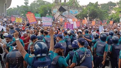 &lsquo;আউটসোর্সিং বৈষম্যবিরোধী আন্দোলন&rsquo; ব্যানারে আন্দোলন করছেন তারা। ছবি: নাসিরুল ইসলাম