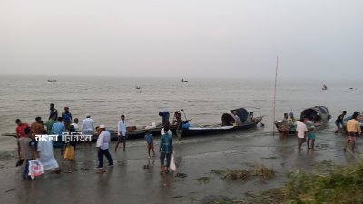 নিষেধাজ্ঞাতেও থেমে নেই ইলিশ ধরা-বিক্রি, পদ্মাপাড়েই হাট