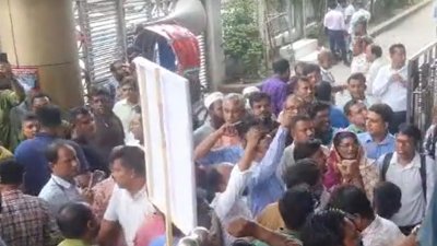 মহাখালী টিবি গেটে স্বাস্থ্য অধিদফতর ভবনে চিকিৎসকদের দুই গ্রপের মধ্যে সংঘর্ষের ঘটনা ঘটে