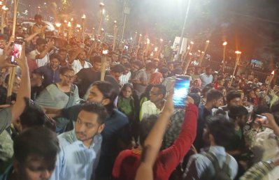 ছাত্রলীগ নিষিদ্ধের দাবিতে ঢাকা বিশ্ববিদ্যালয়ে মশাল মিছিল