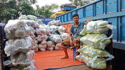 ‘গরিবের সবজি গাড়িতে উঠলেই ধনীর হয়ে যায়’