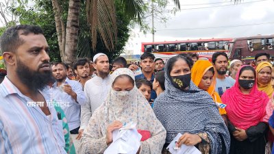 নিখোঁজদের সন্ধানে কারখানার সামনে প্রথম দিকে স্বজনরা অপেক্ষা করলেও এখন আর কেউ আসছেন না