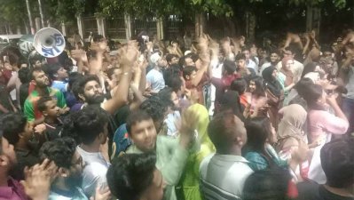 ক্যাম্পাসে মিছিল