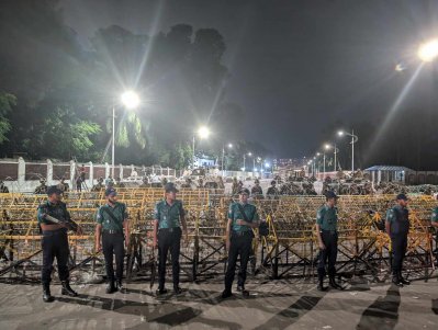 রাষ্ট্রপতির পদত্যাগ দাবি: বঙ্গভবনের সামনে দ্বিতীয় দিন যা ঘটলো