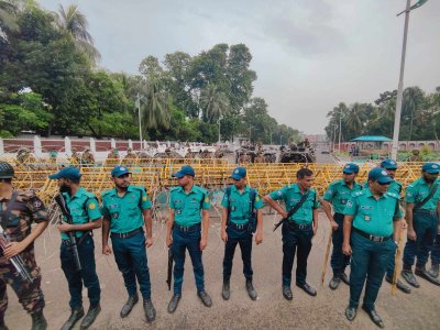 বঙ্গভবনের সামনে আইনশঙ্খলা বাহিনীর অতিরিক্ত সদস্য মোতায়েন করা হয়েছে (ছবি: নাসিরুল ইসলাম)