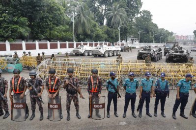 বঙ্গভবনের সামনে আইনশঙ্খলা বাহিনীর অতিরিক্ত সদস্য মোতায়েন করা হয়েছে (ছবি: নাসিরুল ইসলাম)