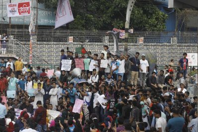 স্বতন্ত্র বা স্বায়ত্তশাসিত বিশ্ববিদ্যালয়ের দাবিতে সড়ক অবরোধ করে বিক্ষোভ সমাবেশ করছেন শিক্ষার্থীরা। ছবি: সাজ্জাদ হোসেন