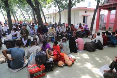 সময়মতো ছাড়ছে না ট্রেন, তাই কমলাপুর স্টেশনের সামনে যাত্রীদের অপেক্ষা (ছবি: নাসিরুল ইসলাম)