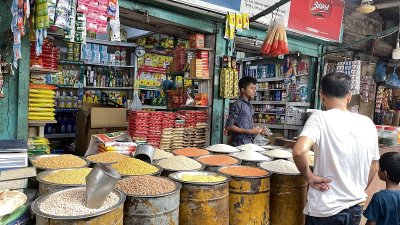 দাম কমে এলেও সবজির দাম ‘বেশি’