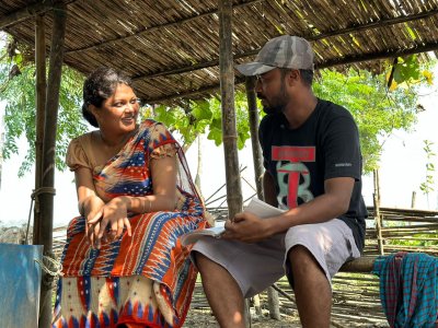 শুটিংয়ের ফাঁকে নির্মাতার সঙ্গে অভিনেত্রী