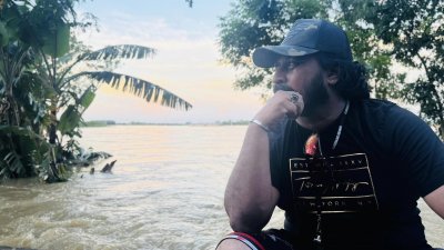 সম্প্রতি বানভাসিদের কাছে খিজির হায়াত খান
