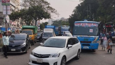 সায়েন্সল্যাব, নীলক্ষেতসহ মিরপুর সড়কে গাড়ি চলাচল বন্ধ রয়েছে।  ছবি: আতিক হাসান শুভ