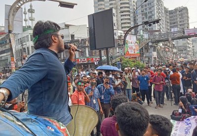 সায়েন্সল্যাব মোড়ে সাত কলেজের শিক্ষার্থীদের অবস্থান (ছবি: ফোকাস বাংলা)