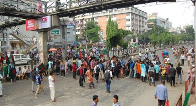 শিক্ষার্থীদের আন্দোলনের ফলে মিরপুর রোডে যান চলাচল বন্ধ হয়ে গেছে (ছবি: ফোকাস বাংলা)