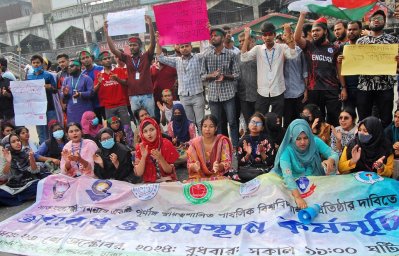 দাবি পূরণ না হলে রাস্তা ছাড়বেন না সাত কলেজের শিক্ষার্থীরা (ছবি: ফোকাস বাংলা)