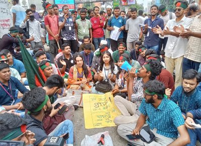 আজ দ্বিতীয় দিনের মতো ‘ব্লকেড’ চলছে সায়েন্সল্যাব মোড়ে (ছবি: ফোকাস বাংলা)