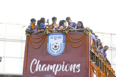 ছাদখোলা বাসে শহর প্রদক্ষিণরত বাংলাদেশ নারী ফুটবল দল। ছবি-সাজ্জাদ হোসেন। 