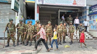 ঘটনাস্থলে অবস্থান নিয়েছেন পুলিশ ও সেনা সদস্যরা