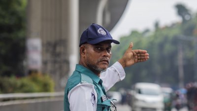 ট্রাফিক সিগন্যাল নিয়ন্ত্রণে কাজ করছেন তিনি