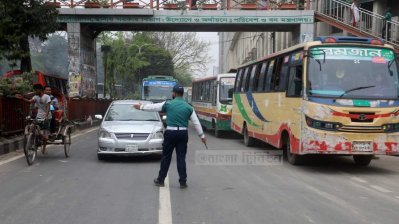 ট্রাফিক সিগন্যাল থেকে আছে গাড়ি