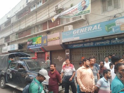 Police van in front of the office (Photo: Reporter)