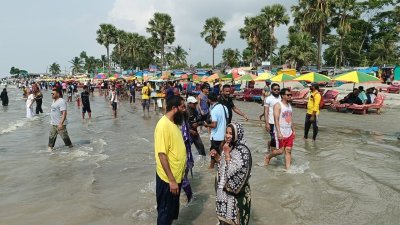 কুয়াকাটায় পর্যটকের ভিড়ে গতি ফিরছে ব্যবসা-বাণিজ্যে