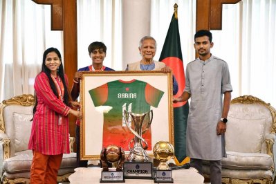 প্রধান উপদেষ্টাকে সাফ চ্যাম্পিয়নশিপ জয়ী ফুটবলারদের পক্ষ থেকে স্বাক্ষরিত জার্সি ও ফুটবল উপহার