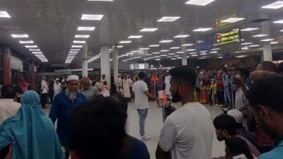ক্যানোপিতে লোকজনের ভিড় (ছবি: প্রতিবেদক)