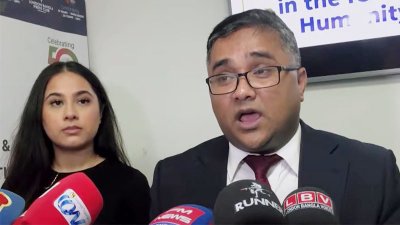 গণমাধ্যমের সঙ্গে কথা বলছেন মামলার আইনজীবীরা