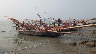 ইলিশ ধরার জন্য জাল-নৌকা নিয়ে প্রস্তুত জেলেরা