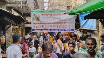 ক্যাম্পের সামনে মানুষের ভিড়