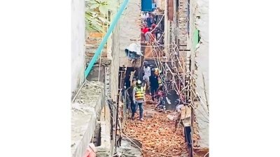 ক্যাম্পের ভেতরে দুই গ্রুপের সংঘর্ষ