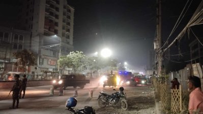 রাজধানীর বিভিন্ন পয়েন্টে চেকপোস্ট বসিয়ে তল্লাশি করা হচ্ছে