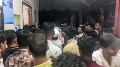 স্টেশনমাস্টারকে অবরুদ্ধ করে রাখেন যাত্রীরা