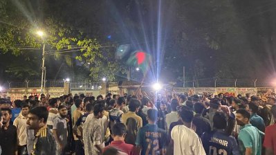 এ সময় শিক্ষার্থীরা নানা স্লোগান দেন