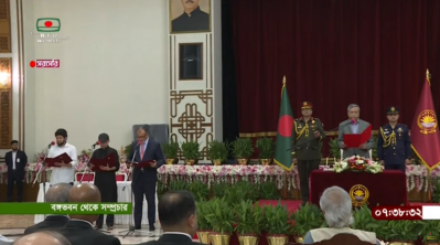 নতুন তিন উপদেষ্টাকে শপথবাক্য পাঠ করান রাষ্ট্রপতি মো. সাহাবুদ্দিন 