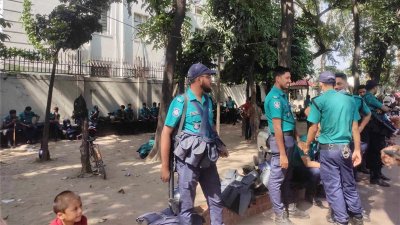 জিরো পয়েন্ট ঘিরে আশপাশে সক্রিয় আইনশৃঙ্খলা বাহিনীর সদস্যরা