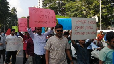 কেন্দ্রীয় শহীদ মিনার থেকে একটি বিক্ষোভ মিছিল বের করে ছাত্রদল। ছবি: নাসিরুল ইসলাম