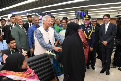 লাউঞ্জ উদ্বোধনের পর প্রবাসীদের সঙ্গে শুভেচ্ছা বিনিময় করেন প্রধান উপদেষ্টা ড. মুহাম্মদ ইউনূস