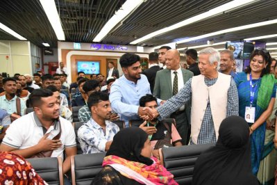 লাউঞ্জ উদ্বোধনের পর প্রবাসীদের সঙ্গে শুভেচ্ছা বিনিময় করেন প্রধান উপদেষ্টা ড. মুহাম্মদ ইউনূস
