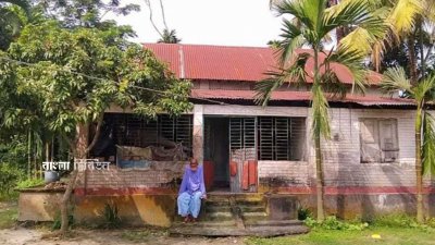 দলিল লেখক সিরাজুল সরকার এই গ্রামের বাড়িটির একমাত্র মালিক