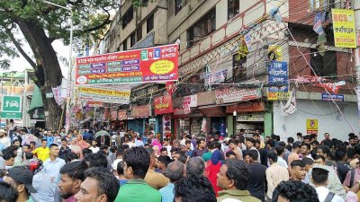 প্রতিবাদে বিক্ষোভ মিছিল করছে ওই এলাকার হকাররা