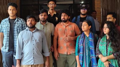 বিশ্ববিদ্যালয়ের নতুন প্রশাসনিক ভবনের বিভিন্ন কার্যালয় ঘুরে ছবিগুলো নামান তারা